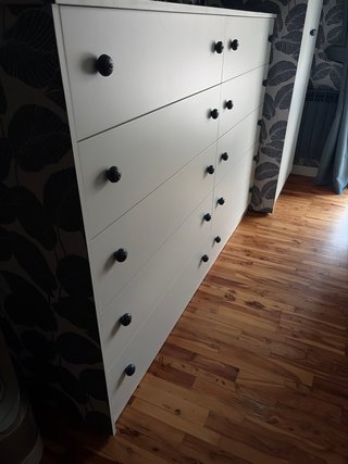 Cómoda blanca con tiradores negros