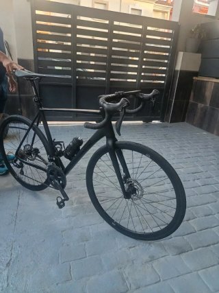 Bicicleta de carretera negra aluminio con 18 meses