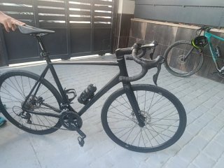 Bicicleta de carretera negra aluminio con 18 meses