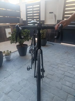 Bicicleta de carretera negra aluminio con 18 meses