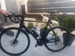 Bicicleta de carretera negra aluminio con 18 meses