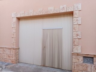 Puerta de garaje beige