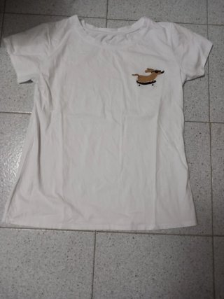 Camiseta blanca con perro skater