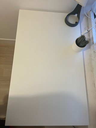 Mesa de escritorio blanca