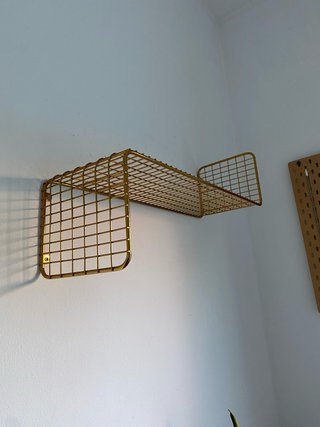 Estantería de pared dorada