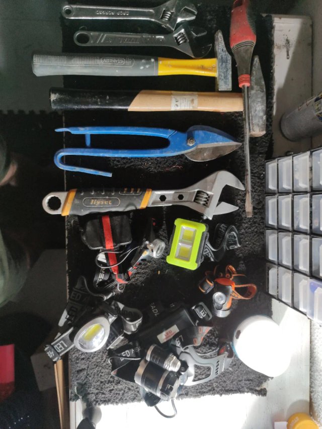 Conjunto de herramientas manuales y linternas