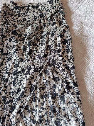 Falda larga asimétrica floreada bicolor