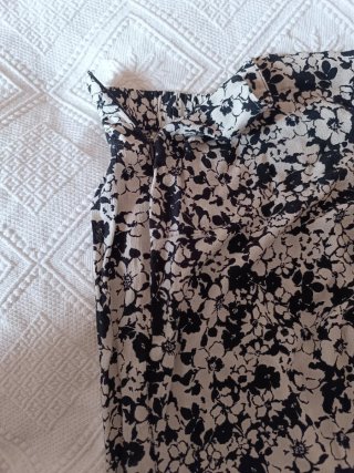 Falda larga asimétrica floreada bicolor