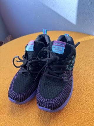 Zapatillas deportivas negras y moradas
