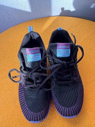 Zapatillas deportivas negras y moradas