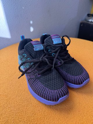 Zapatillas deportivas negras y moradas