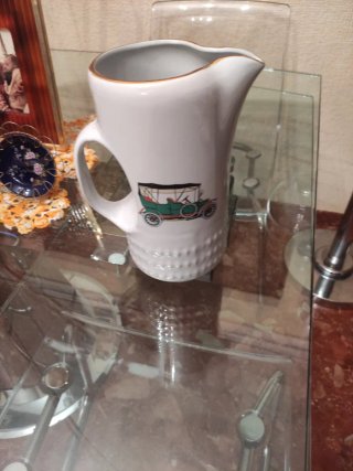 Jarra de porcelana con coche antiguo