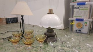 Lámparas y copas de cristal ámbar