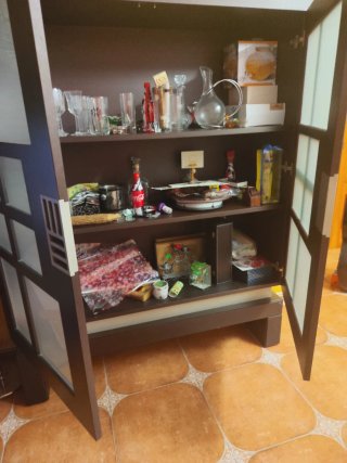 Vitrina de madera maciza con puertas de cristal