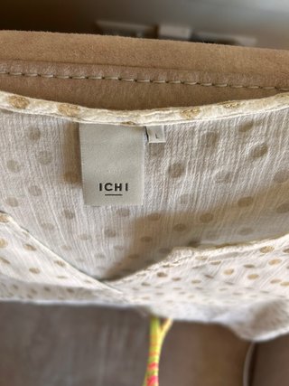 Camisa blanca con puntitos dorados