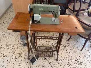 Máquina de coser antigua Alfa