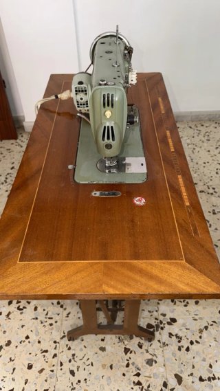Máquina de coser antigua Alfa