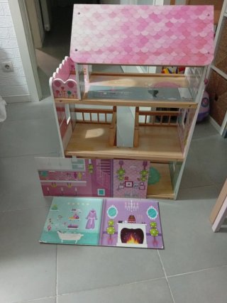 Casita de muñecas de madera