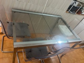 Mesa Comedor Cristal y Metal con 4 sillas