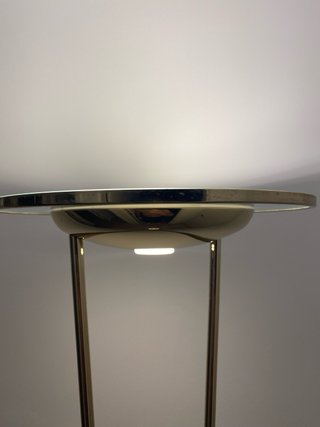 Lámpara de pie dorada con cristal