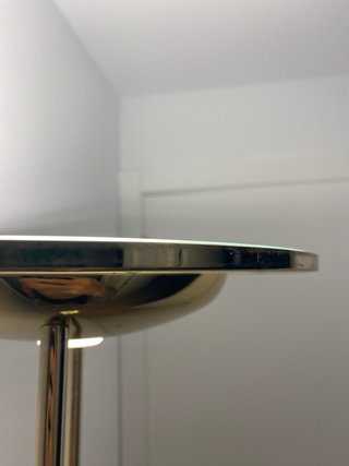 Lámpara de pie dorada con cristal