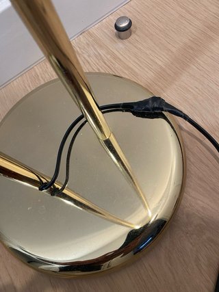 Lámpara de pie dorada con cristal