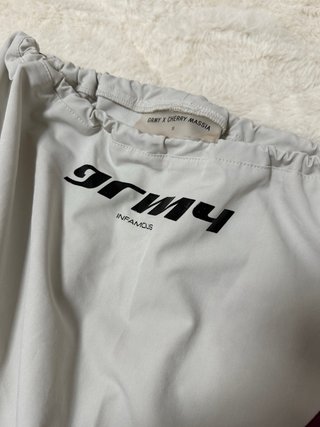 Top Grimey corto blanco y morado