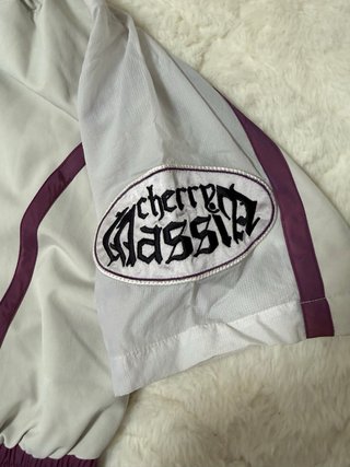 Top Grimey corto blanco y morado