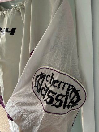 Top Grimey corto blanco y morado