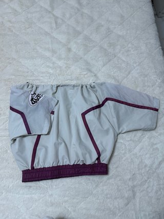 Top Grimey corto blanco y morado
