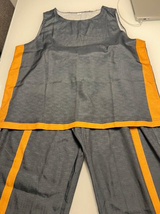 Conjunto deportivo gris y naranja