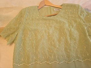 Vestido de encaje con abrigo de gasa