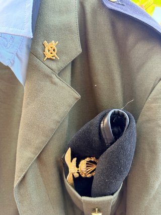 Traje de bonito militar brigada paracaidista