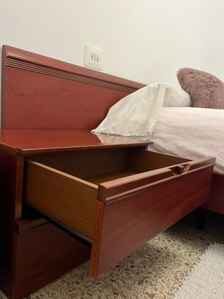 Habitación: Cama, somier, colchon y 2 mesitas