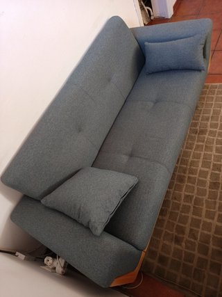 Divano di design grigio verdastro. Tela e legno.