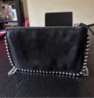 Bolso negro con cadena y tachuelas