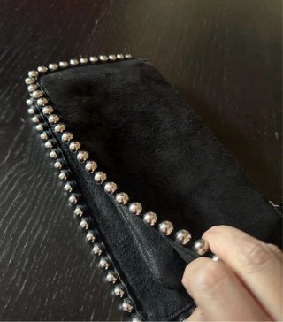 Bolso negro con cadena y tachuelas