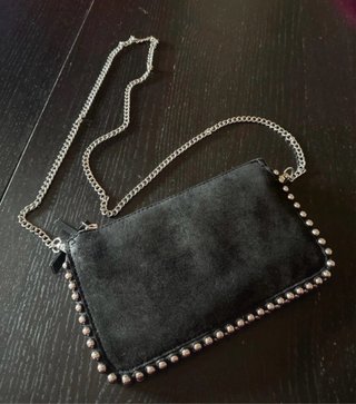 Bolso negro con cadena y tachuelas