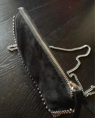 Bolso negro con cadena y tachuelas