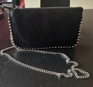 Bolso negro con cadena y tachuelas
