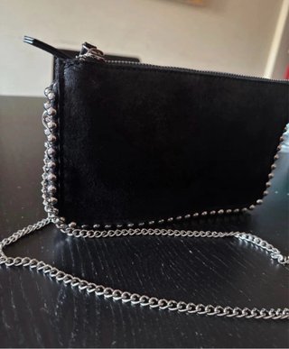 Bolso negro con cadena y tachuelas