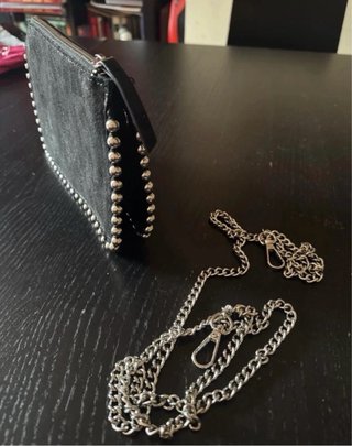 Bolso negro con cadena y tachuelas