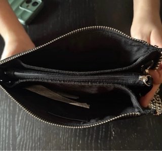 Bolso negro con cadena y tachuelas