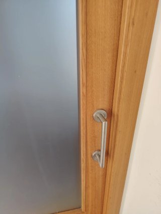 Puerta corredera de madera con cristal