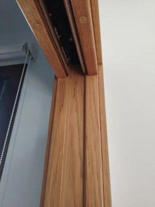 Puerta corredera de madera con cristal