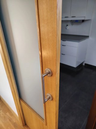 Puerta corredera de madera con cristal