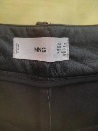Pantalones cortos efecto piel negros mujer