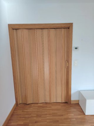 Puerta corredera de madera
