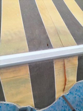 Toldo enrollable rayas marrón y amarillo