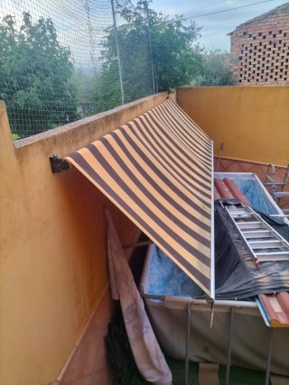 Toldo enrollable rayas marrón y amarillo